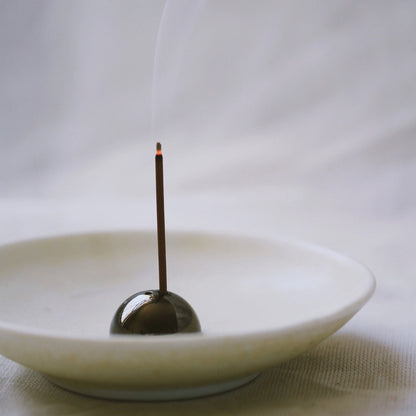 Skab en sofistikeret og fredfyldt stemning i dit hjem med Dome børstet messing, en perfekt kombination af funktionalitet og design, der fuldender din røgelsesoplevelse.