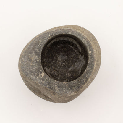 Massiv Riverstone morter – funktionel køkkenklassiker med rå, naturlig elegance.