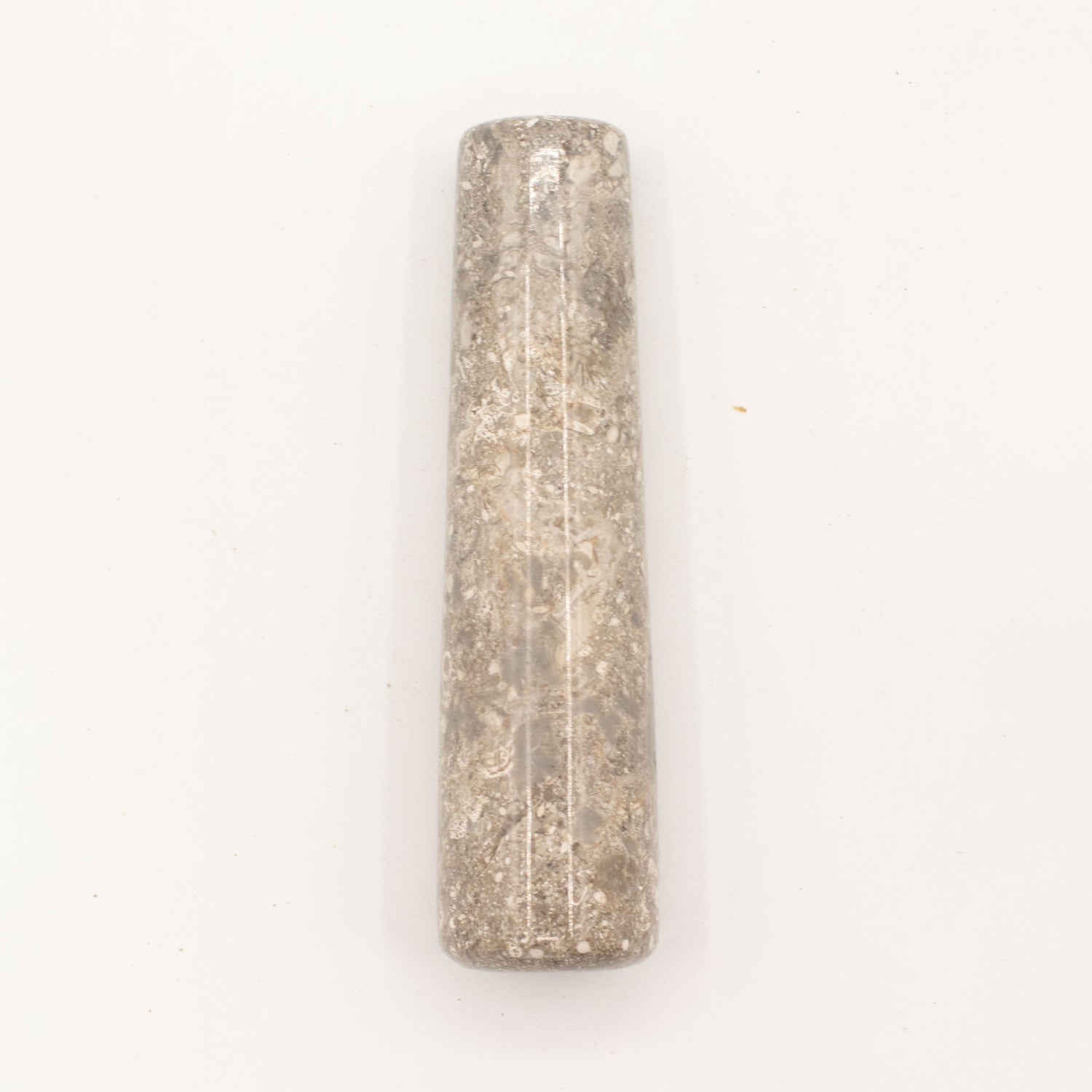 Massiv Riverstone morter – funktionel køkkenklassiker med rå, naturlig elegance.