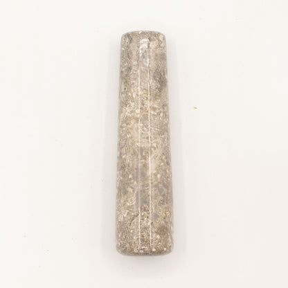 Massiv Riverstone morter – funktionel køkkenklassiker med rå, naturlig elegance.