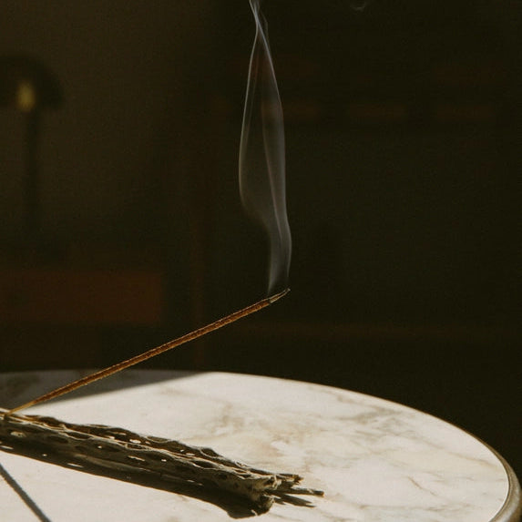 Duften opleves som ren, afbalanceret og groundende – ideel til meditation, fordybelse, rensende ritualer og stille øjeblikke.