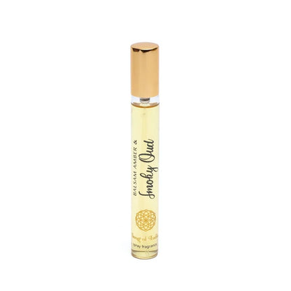 Amber &amp; Oud er en varm og sanselig duft med gylden amber og dyb, træagtig oud. En eksklusiv og orientalsk aroma med karakter og elegance.