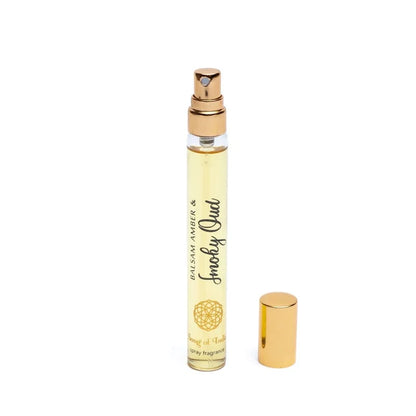 Amber &amp; Oud er en varm og sanselig duft med gylden amber og dyb, træagtig oud. En eksklusiv og orientalsk aroma med karakter og elegance.