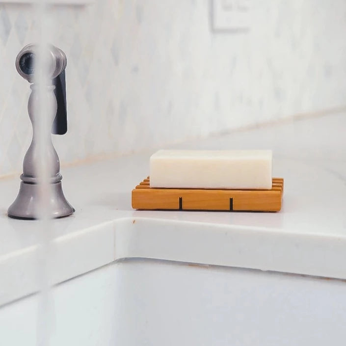 Sæbeskål i cedertræ med dræn – Willow & Green | Naturligt & bæredygtigt design