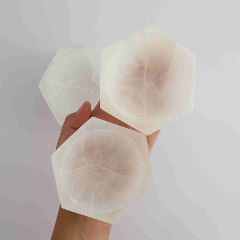 Selenit krystal skål – Hexagon | Overblik, rensende energi & høj vibration