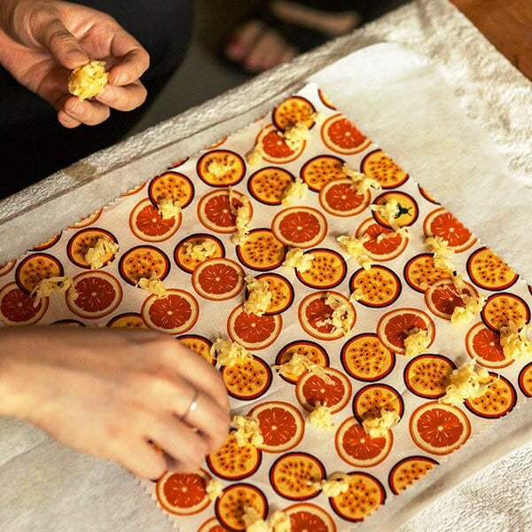 Lav dine egne bivoks wraps med SuperBee – et kreativt, bæredygtigt og plastikfrit DIY-projekt, der forener hygge, håndværk og omtanke for naturen.