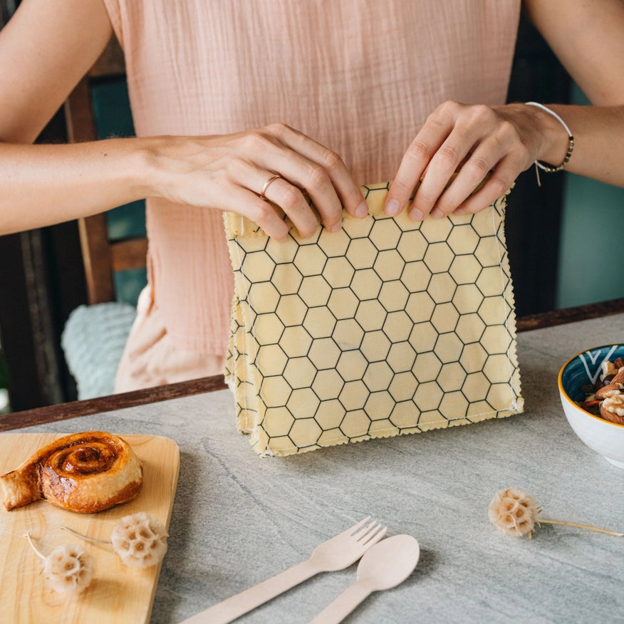 Plastikfri lunch bag med bivoks – 2 rum til snacks, sandwiches og bæredygtig madopbevaring.