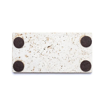 Giv dit badeværelse et elegant løft med denne travertin sæbeskål – en eksklusiv og funktionel løsning, der kombinerer klassisk charme, naturlige materialer og optimal opbevaring af dine faste sæber.