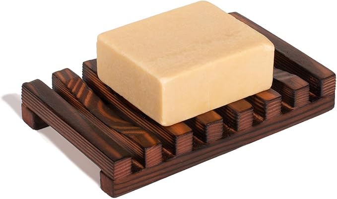 Elegant sæbeskål i mørkt træ, der holder dine shampoo- og balsam bars tørre, forlænger levetiden og giver dit badeværelse et varmt, naturligt udtryk.