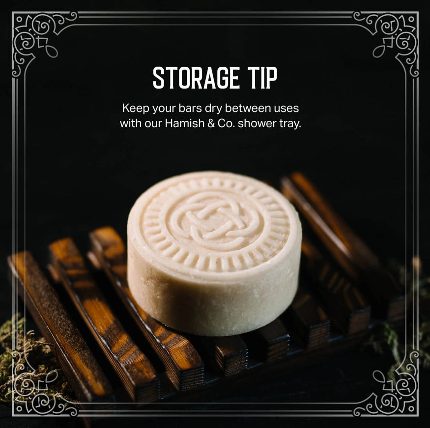 Elegant sæbeskål i mørkt træ, der holder dine shampoo- og balsam bars tørre, forlænger levetiden og giver dit badeværelse et varmt, naturligt udtryk.