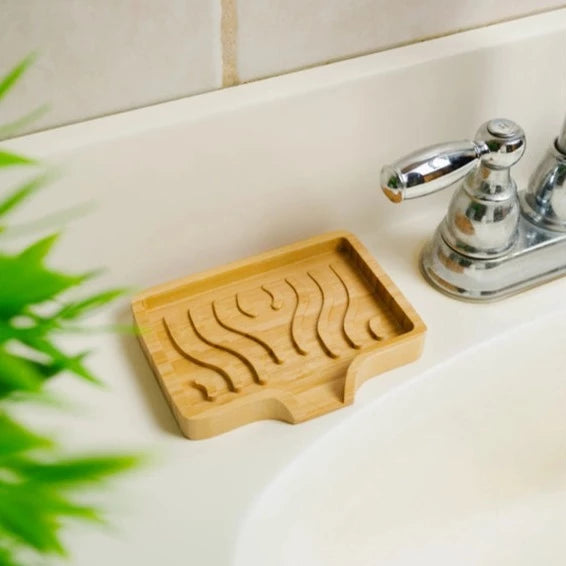 Gør din badeværelses oplevelse mere bæredygtig og hygiejnisk med denne elegante sæbeskål i bambus.