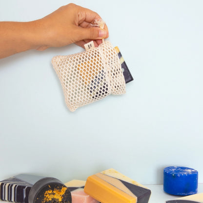 Forlæng levetiden på dine bars og sæber med Bar Saver Bag. En bæredygtig, vegansk sæbepose i økologisk bomuld, der sikrer hurtig tørring, lækkert skum og nul spild.