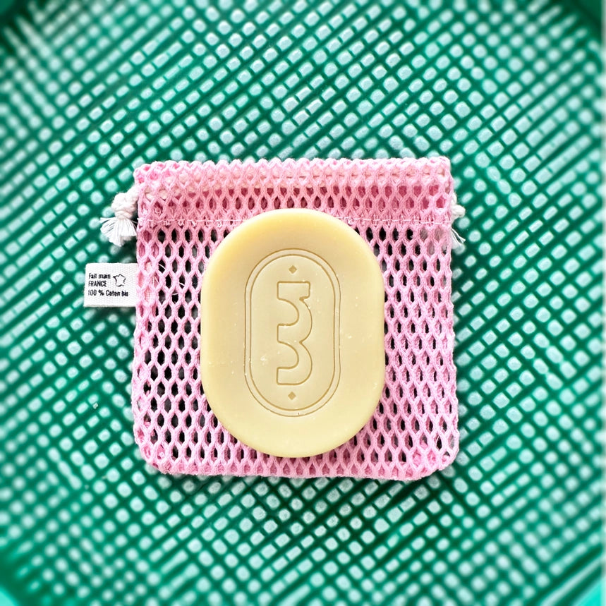 Forlæng levetiden på dine bars og sæber med Bar Saver Bag. En bæredygtig, vegansk sæbepose i økologisk bomuld, der sikrer hurtig tørring, lækkert skum og nul spild.