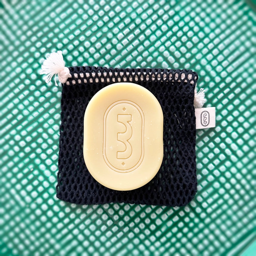 Forlæng levetiden på dine bars og sæber med Bar Saver Bag. En bæredygtig, vegansk sæbepose i økologisk bomuld, der sikrer hurtig tørring, lækkert skum og nul spild.