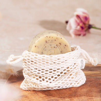 Forlæng levetiden på dine bars og sæber med Bar Saver Bag. En bæredygtig, vegansk sæbepose i økologisk bomuld, der sikrer hurtig tørring, lækkert skum og nul spild.