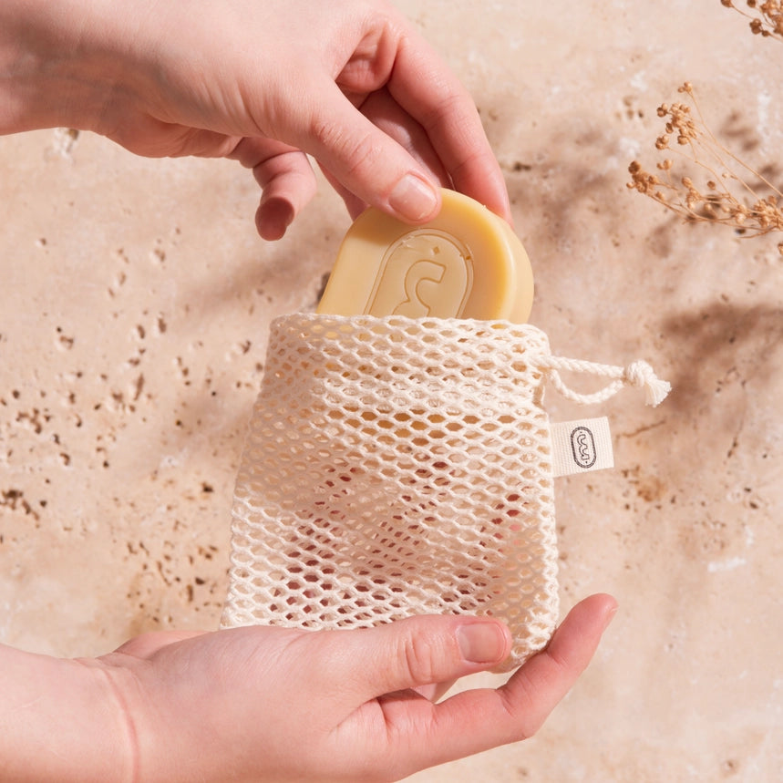 Forlæng levetiden på dine bars og sæber med Bar Saver Bag. En bæredygtig, vegansk sæbepose i økologisk bomuld, der sikrer hurtig tørring, lækkert skum og nul spild.