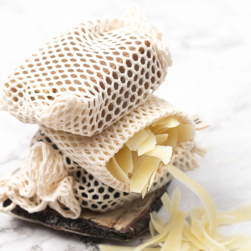 Forlæng levetiden på dine bars og sæber med Bar Saver Bag. En bæredygtig, vegansk sæbepose i økologisk bomuld, der sikrer hurtig tørring, lækkert skum og nul spild.