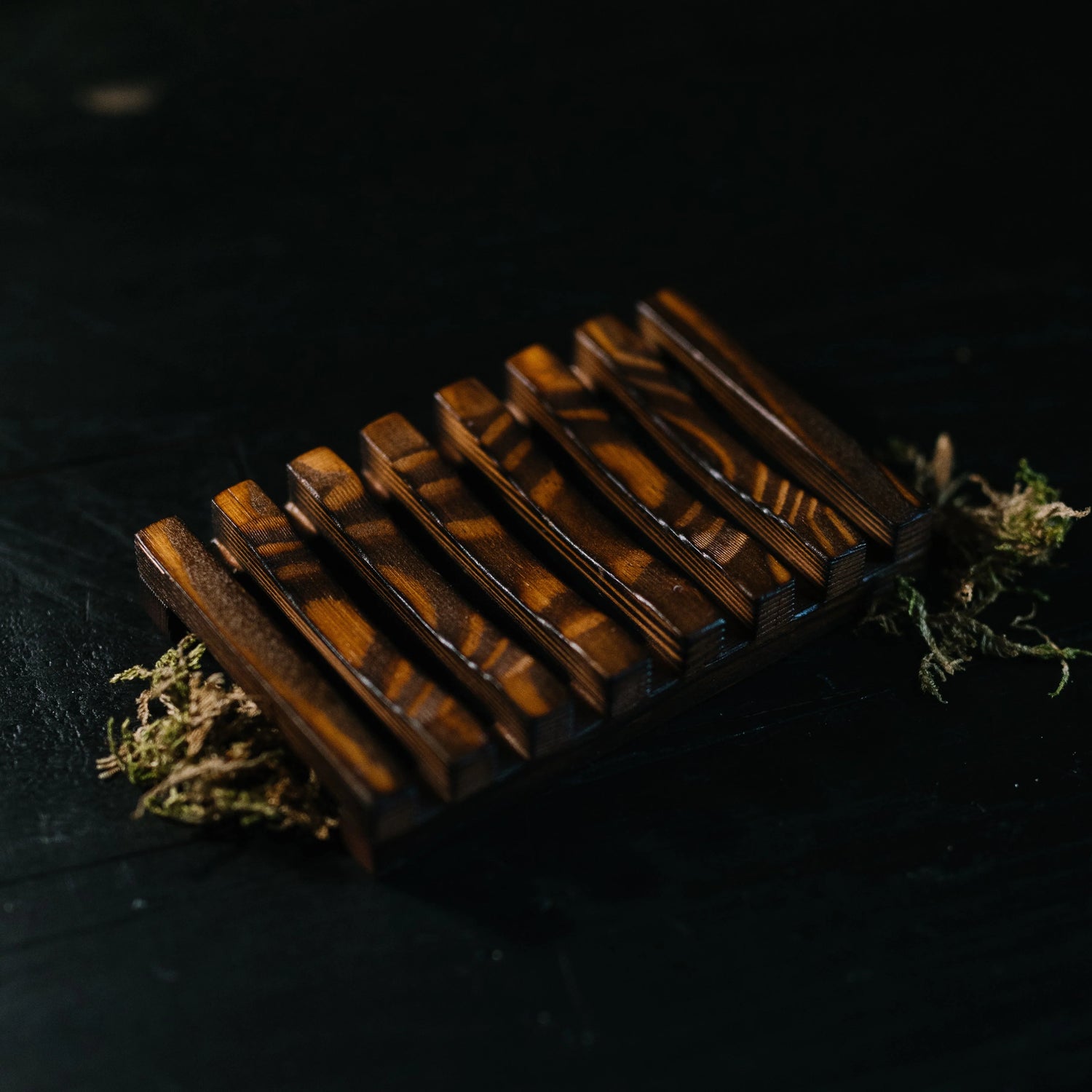 Elegant sæbeskål i mørkt træ, der holder dine shampoo- og balsam bars tørre, forlænger levetiden og giver dit badeværelse et varmt, naturligt udtryk.