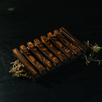Elegant sæbeskål i mørkt træ, der holder dine shampoo- og balsam bars tørre, forlænger levetiden og giver dit badeværelse et varmt, naturligt udtryk.