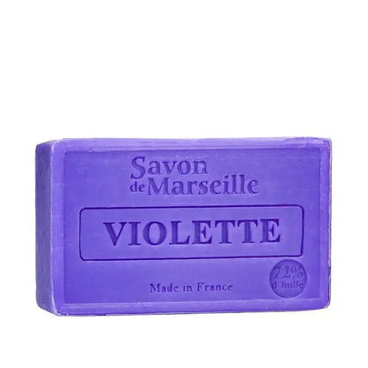 Savon de Marseille sæben med violer giver dig en blid, harmonisk og naturlig plejeoplevelse – perfekt til hele familien og til brug hver eneste dag.