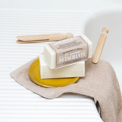 Naturlig pletfjerner med Savon de Marseille og bicarbonat – fjerner selv de mest genstridige pletter på en skånsom og miljøvenlig måde.