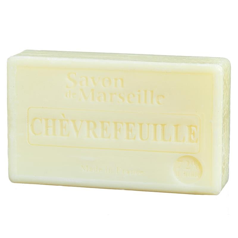 Savon de Marseille Kaprifolie sæben bringer et romantisk pust af Provence ind i din hverdag – en elegant, blid og velduftende plejeoplevelse.