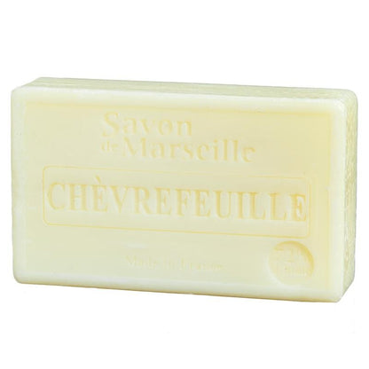 Savon de Marseille Kaprifolie sæben bringer et romantisk pust af Provence ind i din hverdag – en elegant, blid og velduftende plejeoplevelse.