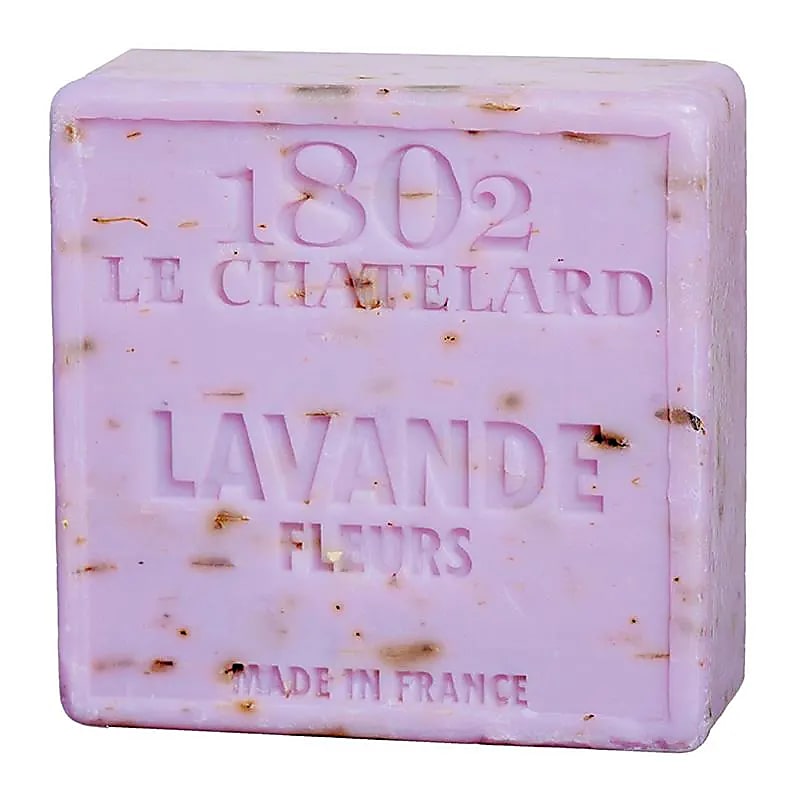 Forkæl din hud med denne Savon de Marseille Lavendelblomst sæbe – klassisk, naturlig og fuld af Provence velvære.