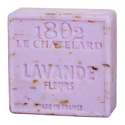 Forkæl din hud med denne Savon de Marseille Lavendelblomst sæbe – klassisk, naturlig og fuld af Provence velvære.