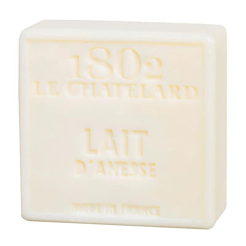 Giv din hud den bedste pleje med denne eksklusive Savon de Marseille sæbe med æselmælk – et lille stykke Provence til dit hjem.