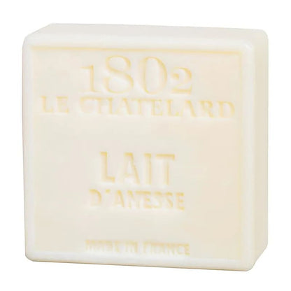 Giv din hud den bedste pleje med denne eksklusive Savon de Marseille sæbe med æselmælk – et lille stykke Provence til dit hjem.