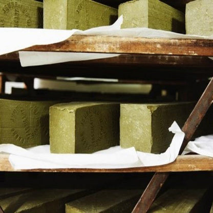 Bring et strejf af Provence og frisk havluft ind i dit hjem med denne Savon de Marseille Havbrise-sæbe – en daglig luksus, der kombinerer tradition, naturlig pleje og fransk enkelhed.