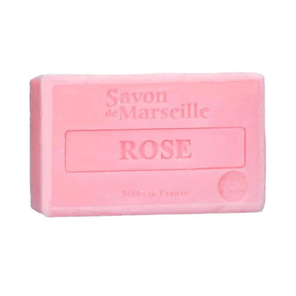 Bring et strejf af Provence og romantik ind i dit hjem med denne Savon de Marseille Rosen sæbe – den perfekte kombination af elegance, tradition og naturlig pleje.