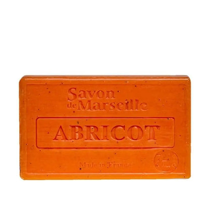 Savon de Marseille sæben med abrikoskerner giver dig en blid, plejende og naturlig renseoplevelse – perfekt til hele familien og til brug hver eneste dag.
