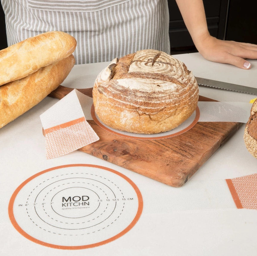 Genanvendelig silikone bread sling til Dutch Oven. Non-stick bagemåtte der gør surdejsbagning nemmere, sikrere og mere bæredygtig uden bagepapir.