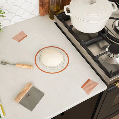 Genanvendelig silikone bread sling til Dutch Oven. Non-stick bagemåtte der gør surdejsbagning nemmere, sikrere og mere bæredygtig uden bagepapir.