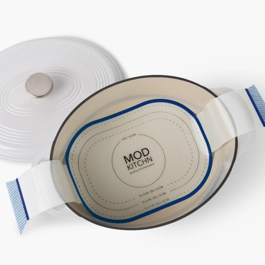 Genanvendelig silikone bread sling til Dutch Oven. Non-stick bagemåtte der gør surdejsbagning nemmere, sikrere og mere bæredygtig uden bagepapir.