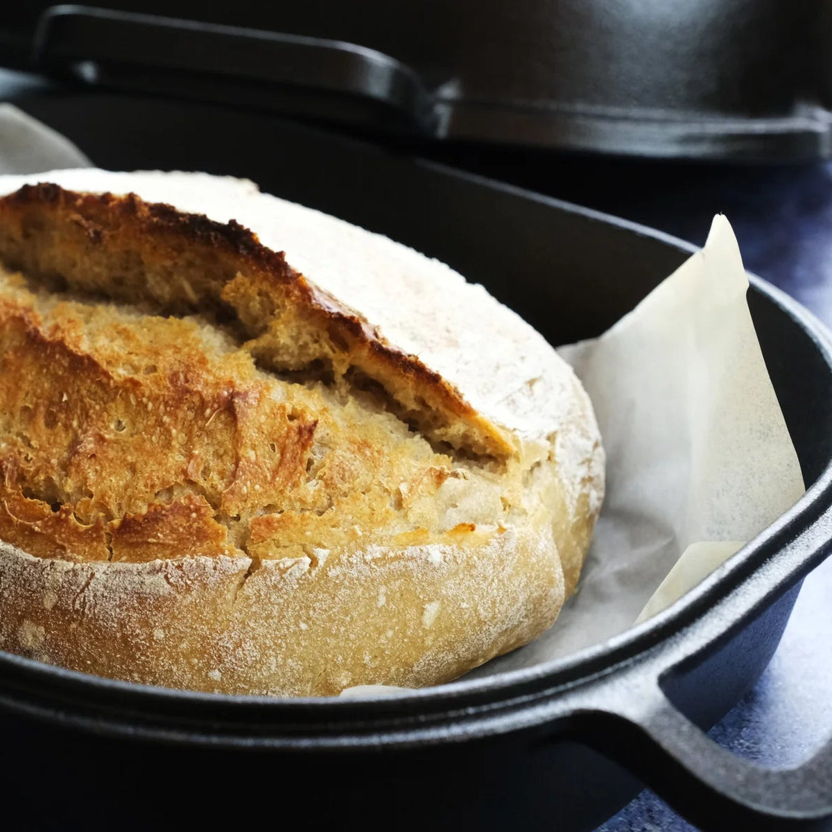Ekstra stor støbejerns Bread Pan med låg til surdejsbrød, steam baking og sprød artisan skorpe.