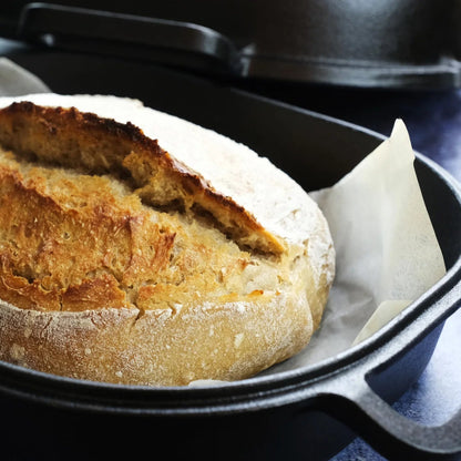 Ekstra stor støbejerns Bread Pan med låg til surdejsbrød, steam baking og sprød artisan skorpe.