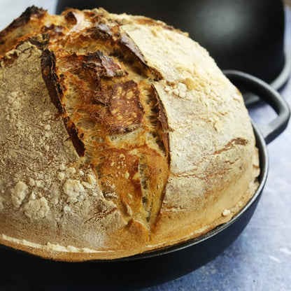 Rund støbejerns Bread Pan med låg til surdejsbrød, steam baking og sprød artisan skorpe.
