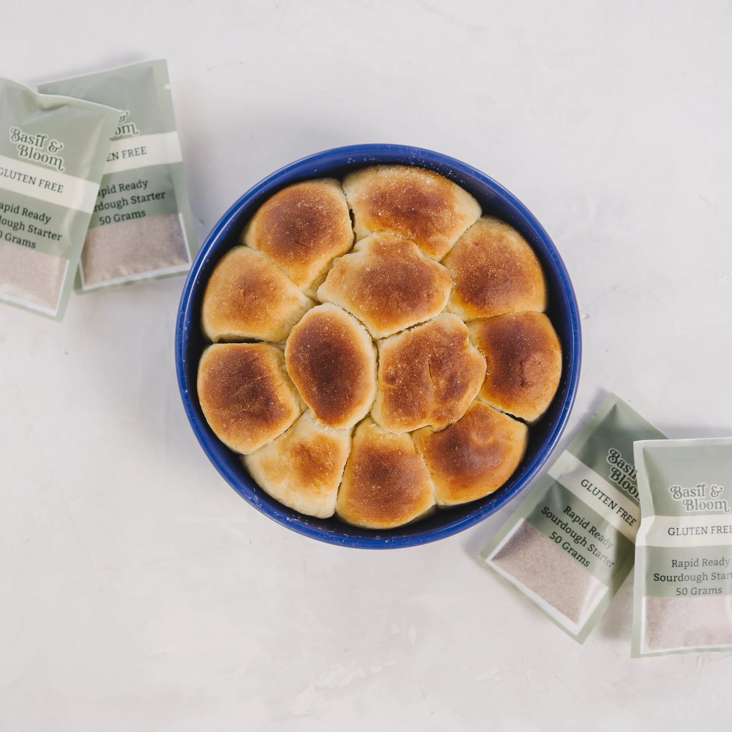 Oplev glæden ved at bage dit eget glutenfri surdejsbrød – nemt, naturligt og fuld af smag – med denne økologiske og nøje plejede starter fra Basil &amp;amp; Bloom.