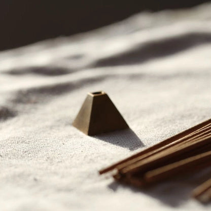 Skab en sofistikeret og fredfyldt stemning i dit hjem med pyramide børstet messing, en perfekt kombination af funktionalitet og design, der fuldender din røgelsesoplevelse.