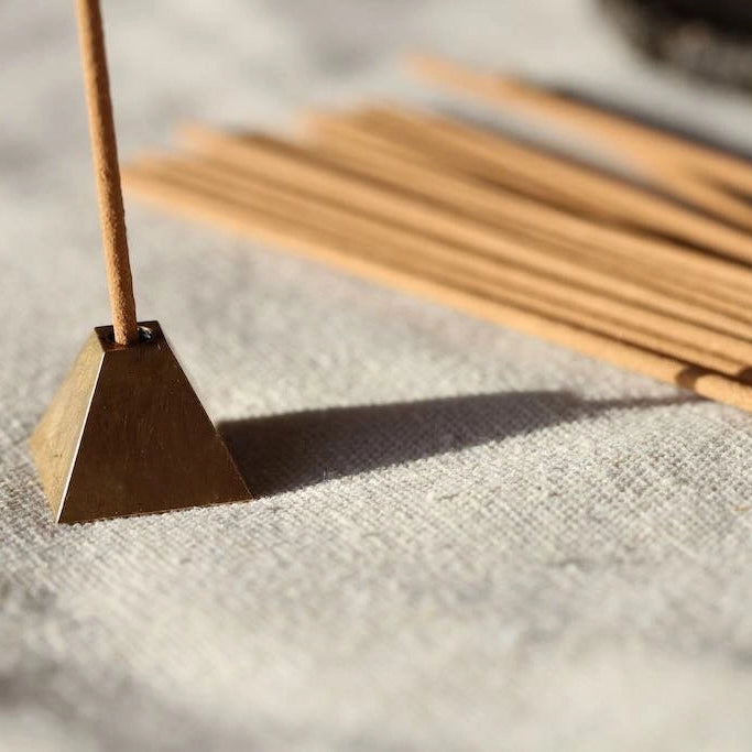 Skab en sofistikeret og fredfyldt stemning i dit hjem med pyramide børstet messing, en perfekt kombination af funktionalitet og design, der fuldender din røgelsesoplevelse.