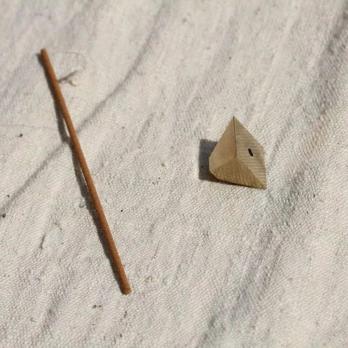 Skab en sofistikeret og fredfyldt stemning i dit hjem med pyramide børstet messing, en perfekt kombination af funktionalitet og design, der fuldender din røgelsesoplevelse.