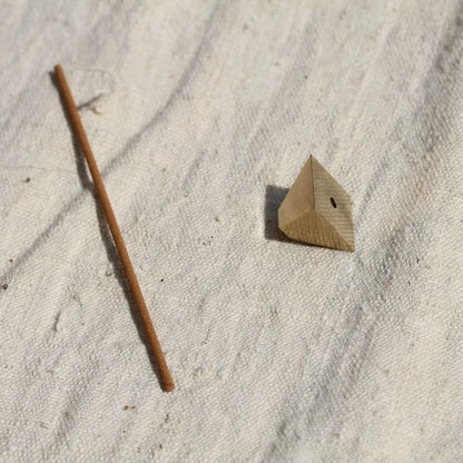 Skab en sofistikeret og fredfyldt stemning i dit hjem med pyramide børstet messing, en perfekt kombination af funktionalitet og design, der fuldender din røgelsesoplevelse.