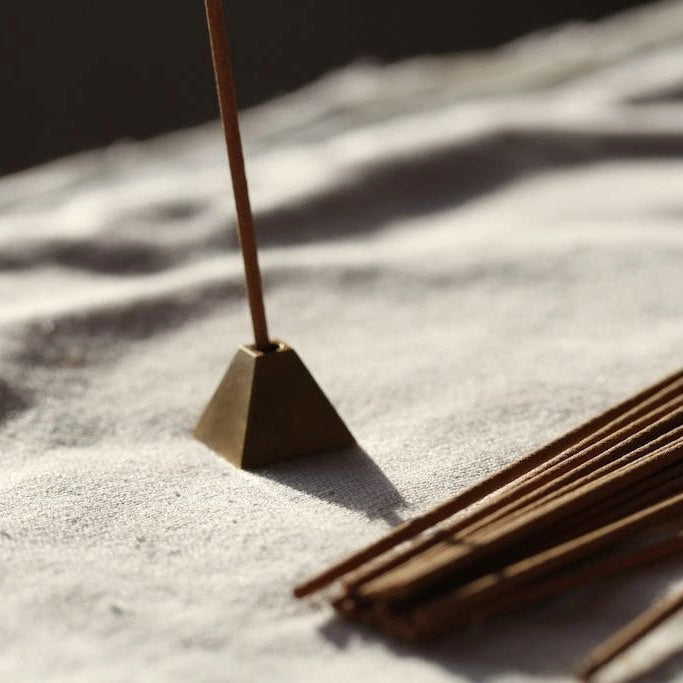 Skab en sofistikeret og fredfyldt stemning i dit hjem med pyramide børstet messing, en perfekt kombination af funktionalitet og design, der fuldender din røgelsesoplevelse.