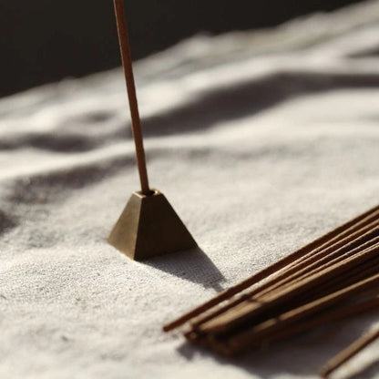 Skab en sofistikeret og fredfyldt stemning i dit hjem med pyramide børstet messing, en perfekt kombination af funktionalitet og design, der fuldender din røgelsesoplevelse.