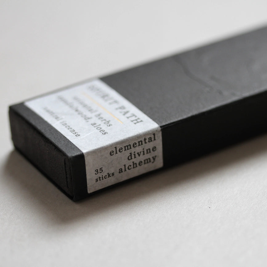 En blid, hellig røgelse i sandeltræ – skabt til meditation, ritualer og indre ro.