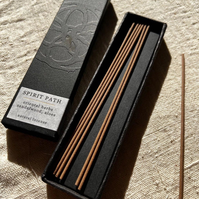 En blid, hellig røgelse i sandeltræ – skabt til meditation, ritualer og indre ro.