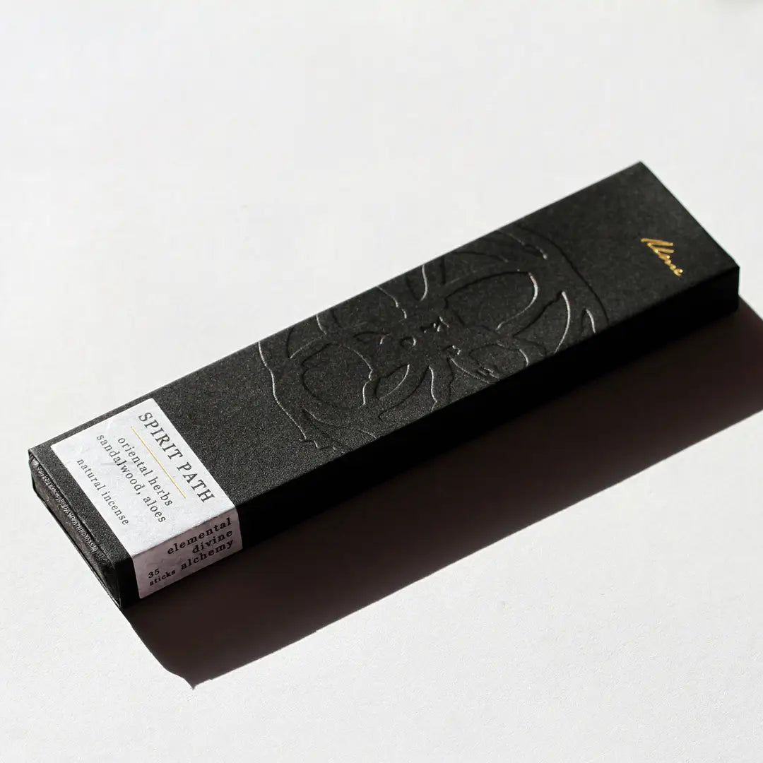 En blid, hellig røgelse i sandeltræ – skabt til meditation, ritualer og indre ro.